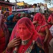 Människor firar festivalen Holi i New Delhi 2023. Arkivbild. Ej relaterad till artikeln.