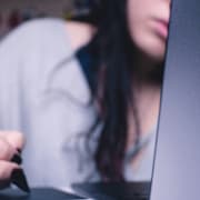 Svenskar uppger att de sover allt sämre. Och särskilt dåligt upplever kvinnor att de sover.