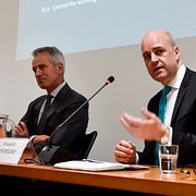 Reinfeldt lanserar sitt ”Reinfeldt-initiativ” på en presskonferens i Bryssel.