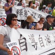 Demonstranter håller upp skyltar med budskapet: ”Samkönade äktenskap är inte välkomna i Taiwan”. År 2017.