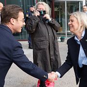 Statsminister Ulf Kristersson (M) hälsar på Socialdemokraternas partiledare Magdalena Andersson (S) under Industridagen i Sundsvall 16 mars.