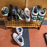 Skor i hallen på ett HVB-hem.