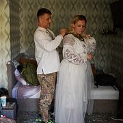 Ljudmyla Ryzhak och Leonid Ryzhak gör sig redo för bröllopet.