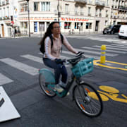 En kvinna på cykel i Paris, Frankrike den 7 maj 2020. 