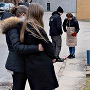 Sörjande ungdomar i närheten av platsen där flickan hittades död.