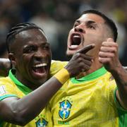 Vinicius Junior och Bruno Guimaraes firar målet. 