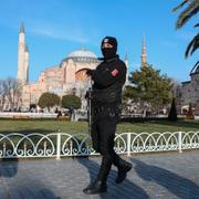 En polis patrullerar framför Hagia Sophia i Istanbul, 4 januari.