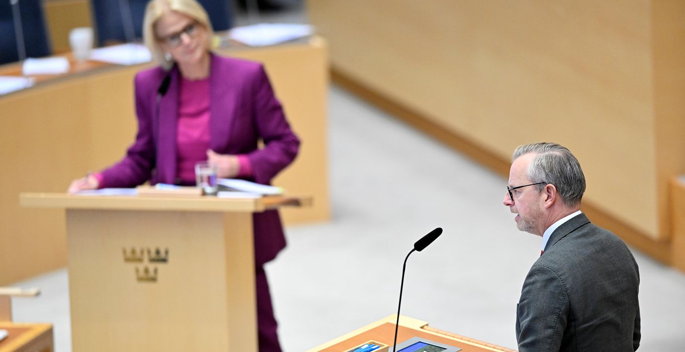 Finansminister Elisabeth Svantesson (M) och Mikael Damberg (S) under budgetdebatten i riksdagen.