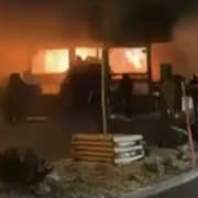 Avspärrningar efter branden. Skärmdump från video visar lågorna under branden. 