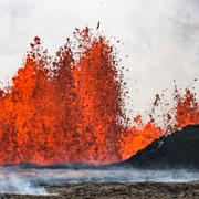 Lava väller fram på en bild tagen i närheten av Grindavík i dag. 