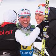 Charlotte Kalla hälsas av sina lagkamrater Magdalena Pajala och Mia Eriksson sedan Kalla gått i mål