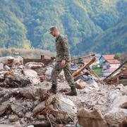 En soldat inspekterar skadorna efter kraftiga översvämningar som bland annat lett till ras i Jablanica. 