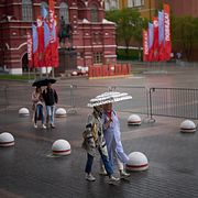 Folk går förbi ett torg i Moskva.