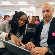 Cory Booker, tillsammans med kampanjmedarbetaren Eosa Osa.