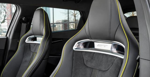 Interiören präglas av en dubbel panoramaskärm, skålade sportstolar, en tvåekrad ratt med kontrasterande sömmar i neongrönt och metallinlägg med GT-emblemet.  
