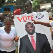 Anhängare till sittande presidenten George Weah under kampanjen inför det senaste valet 2017. 