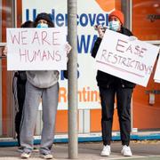 Kvinnor protesterar mot nedstängningen i Melbourne.