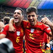 Spaniens Mikel Merino och Rodrigo Hernandez firar guldet. 