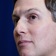 En israelisk drönare över Tel Aviv. Till höger Jared Kushner.