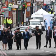 Londons borgmästare Sadiq Khan och polischefen Cressida Dick går längs Borough High Street i London.