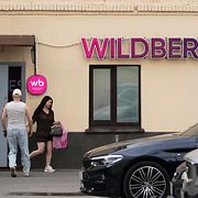 Personer på väg in och ut ur Wildberries i Moskva. Akrivbild.