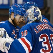 Oscar Lindberg och Henrik Lundqvist kramar om varandra. 