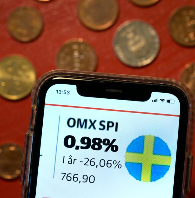  Utvecklingen på världens börser visas på en mobilsida och visar på kraftiga minussiffror i år. Janerik Henriksson/TT