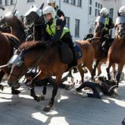 Ridande poliser attackerar motdemonstranter i Limhamn