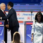 Mike Pence, Vivek Ramaswamy och Nikki Haley efter debatten. 