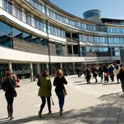 Huvudentrén till Södertörns högskola i Flemingsberg i Huddinge.