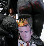 Demonstranter protesterar mot Emmanuel Macron och Michel Barnier i Paris i dag.