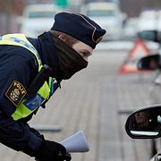 
En polis kontrollerar en bil vid gränskontrollen vid Öresundsbron. Arkivbild.
