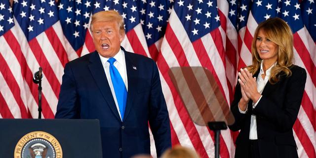 Donald och Melania Trump under valnatten. Evan Vucci / TT NYHETSBYRÅN
