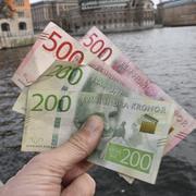 Arkivbild på kontanter: 200-kronorssedel, 500-kronorssedel.