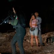 En polis står på vakt efter att en kropp hittats vid sidan av en väg i Sinoala vid ett tidigare tillfälle, 20 maj.