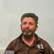 Saif Abukeshek på väg till rätten på söndagen.