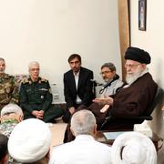 Irans högsta ledare Ayatollah Ali Khamenei talar till landets militärledning i april i år. Arkivbild som släppts av Irans regering. 