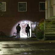 Polisen arbetar på brottsplatsen.