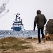  Kustbevakningens fartyg KBV003 på plats vid bordningen av tankern Flora 1, 3 april.