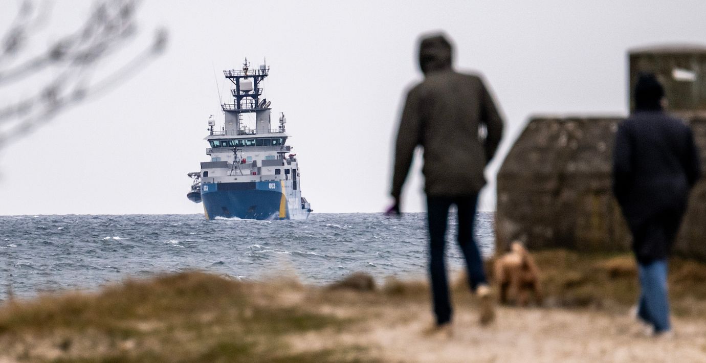  Kustbevakningens fartyg KBV003 på plats vid bordningen av tankern Flora 1, 3 april.