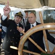 Arkivbild av Vladimir Putin vid flottbesök i Sotji 2015. Bilden är ej tagen på oljetanker. 