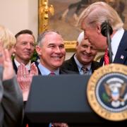 Scott Pruitt (i mitten) skakar hand med Donald Trump.