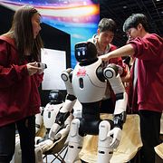 Humanoida robotar förbereds för en handelsmässa i Peking, 18 februari.