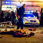 Polis på Bryggargatan efter bombdådet.