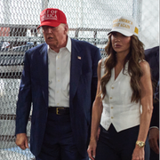 Illustrationsbild på alligatorer/ Donald Trump och Kristi Noem. 