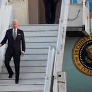 Biden när han gick av Air force one i Helsingfors. 