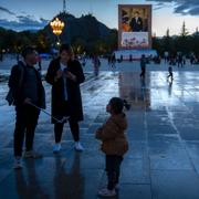 Turister vid Jokhang, ett buddhistiskt tempel i Lhasa, 2021.