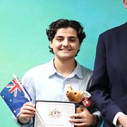 Fatemeh Pasandideh, Australiens inrikesminister Tony Burke och Atefeh Ramezanisadeh efter medborgarskapsceremonin i Brisbane, Australien den 5 augusti 2026.