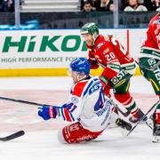 Frölundas Joel Lundqvist och Oskarshamns Johan Johnsson under torsdagens ishockeymatch i SHL mellan Frölunda HC och IK Oskarshamn i Scandinavium.