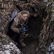 En ukrainsk soldat med kodnamnet ”Joker” kommer upp ur ett skyddsrum med sin drönare. Mannen på bilden är inte samma person som citeras i texten.